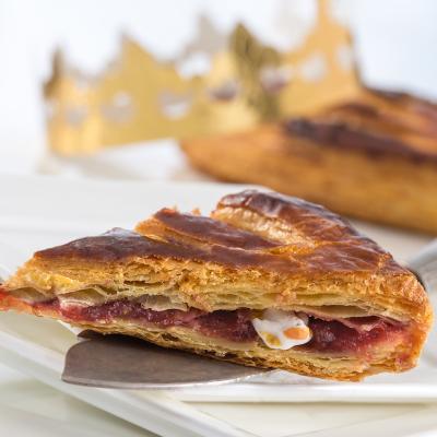 Voici la recette de la Galette des rois à la framboise : la délicieuse recette pour fêter l'Epiphanie ! Profitez d'un moment familial en préparant une galette des rois à la framboise, vous pourrez la 