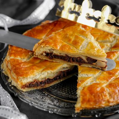 Voici la recette de la Galette des rois poire chocolat : Une recette gourmande pour fêter l'Epiphanie ! Profitez d'un moment familial en préparant une galette des rois au chocolat et à la poire, vous 