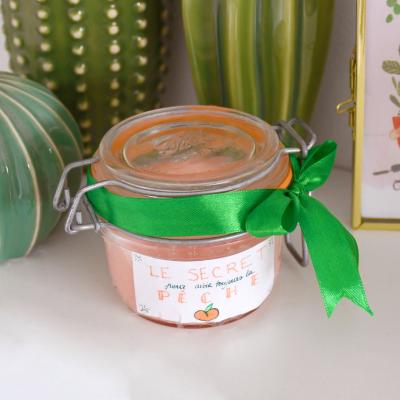 Comment faire un gommage DIY à la maison avec les enfants ? Découvrez notre recette facile et rapide qui est parfaite à faire avec les enfants et qui sera un cadeau original à offrir pour la Fête des 