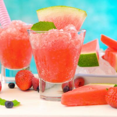 Une recette de granité aux fruits à faire au mois de juin et de juillet avec des jus de fruits faits maisons pour un résultat délicieux. Cette recette est très facile à faire et sera très appréciée pa