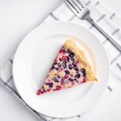 Gratin de fruits rouges : groseilles, cassis, framboises, mûres et myrtilles réalisé avec des fruits surgelés. Un dessert tout simple à faire en toute saison. Il ne demande que 10 mn de prép