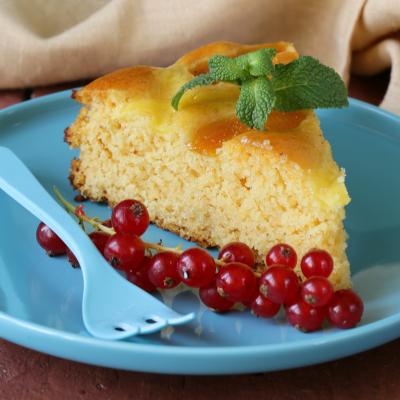 Recette du gâteau au yaourt auquel on ajoute du jus d'orange pour le parfumer. Le gâteau au yaourt permet de grandes variations qui raviront les enfants.