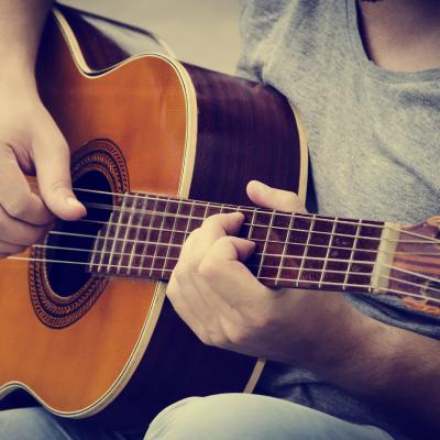 guitare - mot du glossaire Tête à modeler. Définition et activités associées au mot guitare.