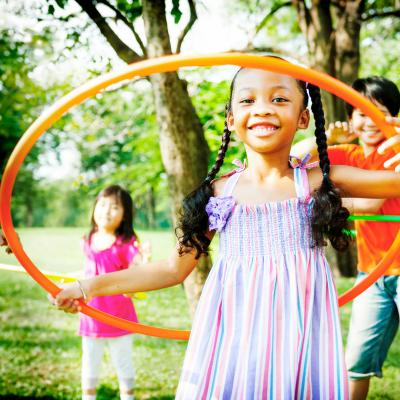 Le hula hoop est un jeu qui se pratique avec un cerceau. Le but du jeu : faire tourner le cerceau autour de la taille en balançant la hanche. Beaucoup joué chez les enfants, il est aussi une pratique 