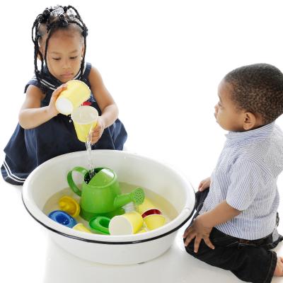 Le jeu de l'eau va permettre à votre enfant de mieux comprendre la notion de volume. A partir d'un étalon, il va remplir plusieurs contenants comme des verres, des bouteilles, des bols, des vases et d