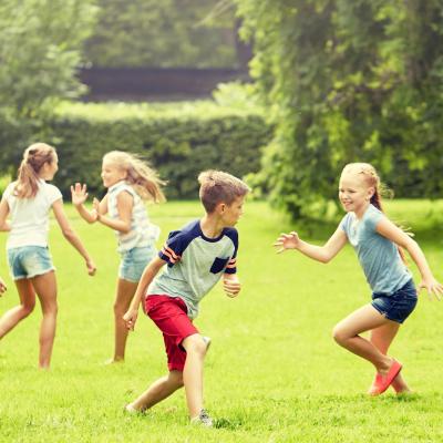 Règles et les principes du jeux des 4 coins, pour jouer en plein air ou lors des fêtes d'enfants. Jeu collectif avec ballon.