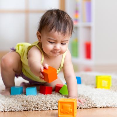 Les cubes sont des jouets qui font appel à l'intelligence de l'enfant. Par le jeu de cube, l'enfant va mettre en action les trois opérations mentales fondamentales: Observer, Comprendre, et Agir. Vers
