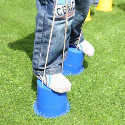 La course d'échasses est un jeu traditionnel que l'on retrouve souvent dans les kermesses. Il faut faire la course sur des échasses faites en boîtes de conserves et cordes, le tout sans poser le pied 