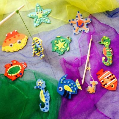 Voici un jeu très amusant à mettre en place : le jeu de la pêche à la sardine. Un jeu idéal pour une kermesse ou un anniversaire. Ce jeu joue avec un bassin d'eau ou avec des poisson en bois et aimant