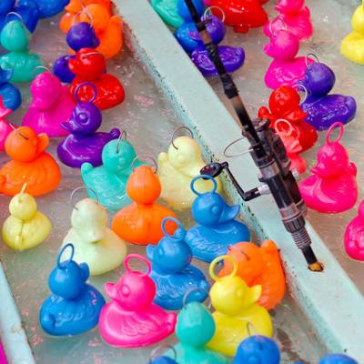 Voici un jeu très amusant à mettre en place : le jeu de la pêche à la sardine. Un jeu idéal pour une kermesse ou un anniversaire. Ce jeu joue avec un bassin d'eau avec des canards en plastique. But du