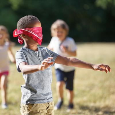 Le parcours aveugle est un jeu traditionnel que l'on retrouve souvent dans les kermesses. Il faut faire un parcours les yeux bandés ! Le joueur devra mémoriser le parcours avant de s'élancer, s'il sor