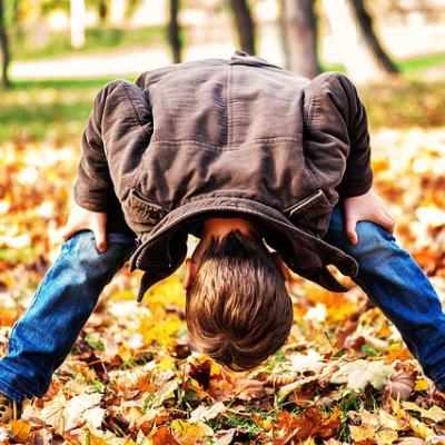 Le parcours du miroir est un jeu traditionnel que l'on retrouve souvent dans les kermesses. Il faut faire un parcours en marche arrière avec l'aide d'un miroir pour se guider et éviter les obstacles !