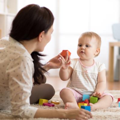 Jouer avec son bébé ou un jeune enfant : Le jeu permet les erreurs et les erreurs permettent d'apprendre Le jeune enfant doit apprendre beaucoup de choses nouvelles en peu de temps les embûches, les e