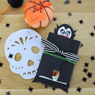 Voici une carte d' Halloween avec un vampire à fabriquer facilement pour inviter les copains à une fête d'Halloween ou souhaiter un Joyeux Halloween à vos proches.