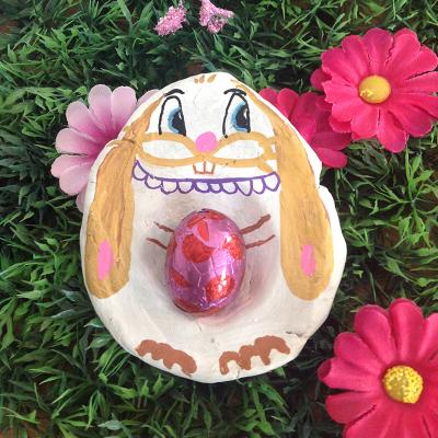 Des coupelles lapin pâques en papier mâché à réaliser avec les enfants à partir de 2 ans. Une activité maternelle pour faire du modelage avec du papier maché. Très facile, elle conviendra parfaitement