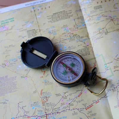 La course d'orientation est un grand jeu qui permets aux enfants d'apprendre à s'orienter et utiliser une boussole. Un jeu que l'on peut faire dans un petit bois, un parc, ou dans le jardin. La premiè