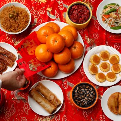 la cuisine chinoise et les habitudes alimentaires. La chine est un vaste pays , presque aussi grand que l'Europe , au climat différent selon les régions , la cuisine les plats y sont tout aussi variés