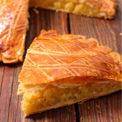 Galette des rois à la frangipane : la délicieuse recette pour fêter l'Epiphanie ! Profiter d'un moment familial en préparant une galette des rois à la frangipane, vous pourrez la déguster en famille e
