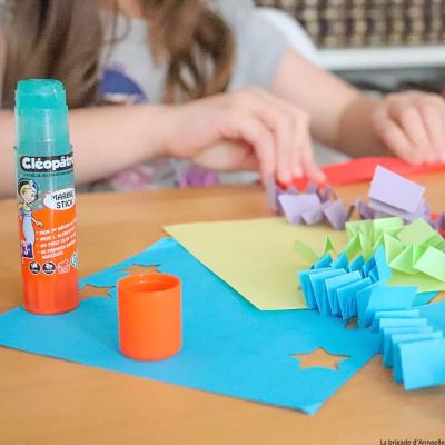 La colle Marine est une colle à prise différée destinée aux plus petits. Dès 3 ans, l’enfant peut coller le papier, le carton, ainsi que les photos.