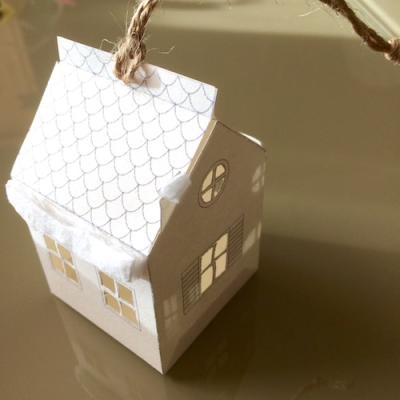 Un tuto pour réaliser un petit chalet en papier à suspendre pour un sapin ou arbre de Noël