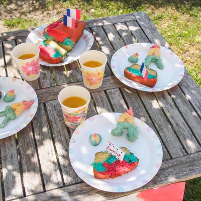 Activité de bricolage enfants pour réaliser une vaisselle en carton aux motifs de feux d'artifice