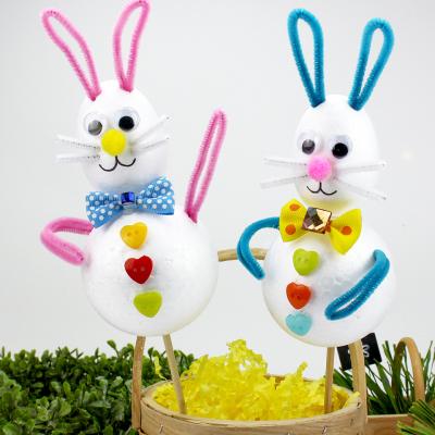 Bricolage de décoration de Pâques parfait pour la maison et le jardin pour le week-end de Pâques. C'est une décoration de Pâques vraiment mignonne et en plus il est possible de le personnaliser afin d