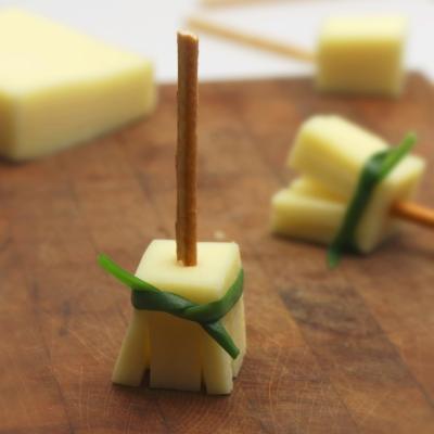 Recette des balais de sorcières, recette très simple et rapide à faire pour Halloween. Ces balais permettront à toutes les sorcières d'Halloween de s'envoler en pleine nuit noire !