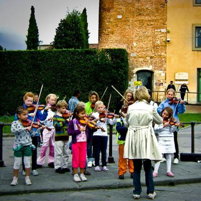 Le chef d'orchestre est un jeu d'observation très amusant pour les enfants ! On le retrouve souvent dans les centres aérés. Il est idéal à jouer lorsque les enfants se retrouvent à plusieurs comme au 