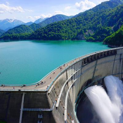 L’eau est indispensable à la vie humaine. Si un homme peut survivre plus d’un mois sans se nourrir, il ne peut pas vivre plus de 3 jours sans eau ! L’eau est aussi indispensable à l’hy