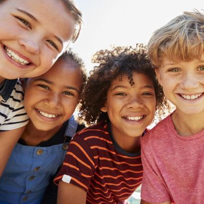 Le premier droit d'exister d'un enfant est justement d'être un enfant. L'article 1 de la Convention internationale des droits de l'enfant explique clairement ce qu'est un enfant. Un enfant est un être