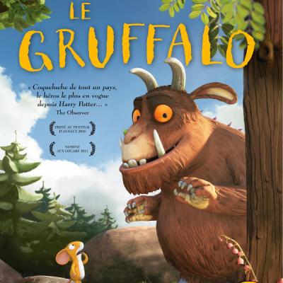 Une petite souris se promène dans un bois très sombre. Elle rencontre un renard, un hibou et un serpent qui la trouvent bien appétissante et l’invitent chacun leur tour à déjeuner dans leur demeure. M