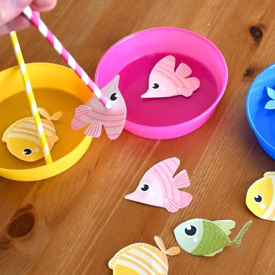 activité de bricolage enfants pour réaliser un jeu de pêche aux poissons aimanté