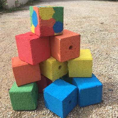 Une activité manuelle à faire avec les enfants pour réaliser un jeu de pétanque en bois. Ce jeu est réalisé à partir de cube de palette en bois, de peinture et de vernis. Un bricolage facile et rapide