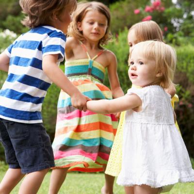 Le jeu de ronde du muguet est un jeu pour maîtriser son corps et ses émotions sur le thème du 1er mai et de la fête du travail. Les enfants récitent une petite comptine et s’arrêter à la fin. Le premi