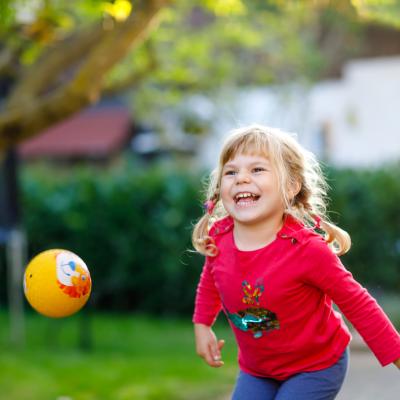 Le jeu de ballon stop se joue en cercle avec un ballon. Le ballon est lancé, un nom est crié, tous les joueurs s'immobilisent ... qui sera touché et qui devra lancé le ballon à son tour ?