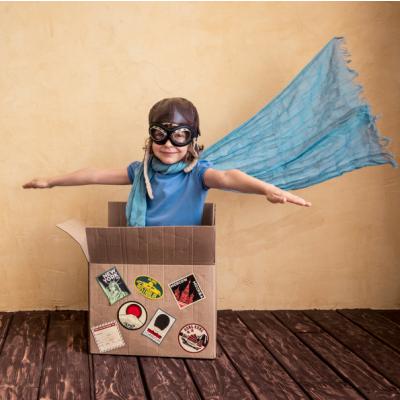Le jeu du pousse carton consiste à pousser un carton à l'aide d'une balle ou d'un ballon jusqu'à un mur ou une ligne. Deux équipes s'affrontent. Les enfants lancent chacun leur tour. Un jeu idéal pour