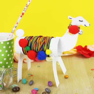 Découvrez cette activité en récup. Fabriquez un joli lama à partir d'un rouleau de papier toilette. C'est une activité qui sera parfaite pour décorer une maison, un anniversaire ou même à offrir en ca