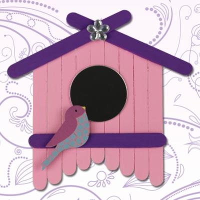Activité de bricolage enfants pour réaliser un nichoir en bâtonnet de bois.