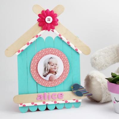 Comment réaliser en nichoir en bâtonnets       en bois ? Un DIY simple, coloré et personnalisable afin de réaliser une activité que les enfants adoreront. Un bricolage parfait à réaliser pour fêter le