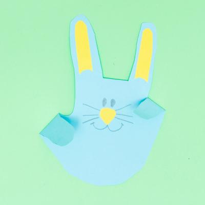 Comment faire un lapin à partir de papier et de la forme d'un main ? Découvrez comment faire ce bricolage très simple et très rigolo qui ne nécessite que très peu de matériel et qui est parfait pour P