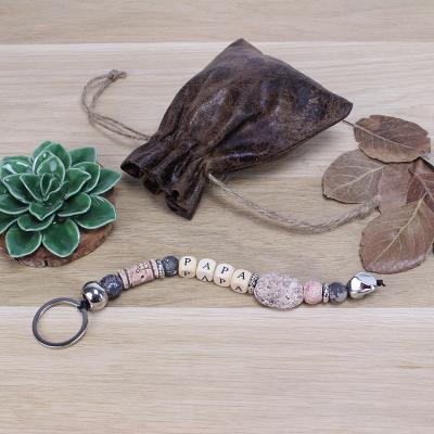 Idée cadeau Fête des pères : une activité manuelle pour réaliser un joli porte-clés en perles fait de pierre, de métal et de bois. Un bricolage facile et rapide à réaliser pour fabriquer un joli cadea