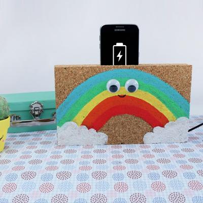 activité de bricolage enfants pour réaliser un porte smartphone en liège