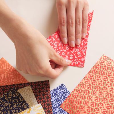 L'origami est une activité passionnante qui fait appel à la créativité des petits et des grands. C'est Akira Yoshizawa qui a développé un "code de l'origami". Véritable Solfège, il permet à tous les p