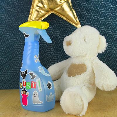 Découvrez comment réaliser un spray anti-monstres. Si votre enfant fait des cauchemars la nuit à cause d'un monstre qui se cache sous le lit, alors cette activité est faite pour vous. Il ne faudra que