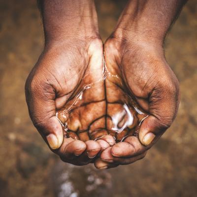 L’enjeu de l’eau pour les années à venir est simple : la ressource en eau consommable est limitée alors que la population mondiale et les besoins en eau ne cessent d’augmenter. De fai