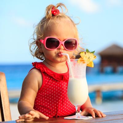 Il est important de protéger les yeux des enfants avec des lunettes de soleil. Les les UVA et les UVB peuvent endommager l'œil, surtout ceux des enfants.