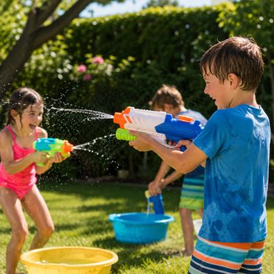 Les pistolets à eau font parti des jeux d'eau les plus populaires auprès des enfants. Chaque été les enfants adorent ressortir leur pistolet à eau pour jouer et se rafraîchir ! Jouer à tirer sur des c