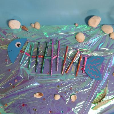 tuto de bricolage pour les enfants afin de réaliser des poissons en pailles de papier