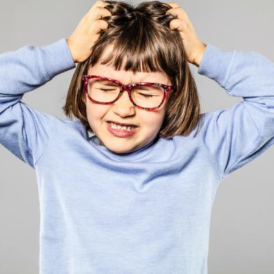 Les poux sont une vraie calamité pour les parents et lorsque l'on veut les éviter ou s'en débarrasser, on entend toujours des nombreuses informations. Il est parfois difficile de faire le tri dans tou