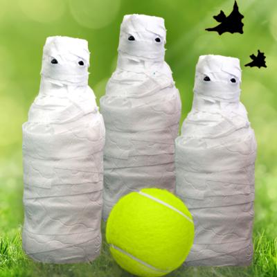 Une idée de bricolage qui vous permettra de réaliser rapidement tout un jeu de quilles en forme de momies. Une idée de bricolage parfait pour les jeux d'Halloween. Les quilles momies d'Halloween seron